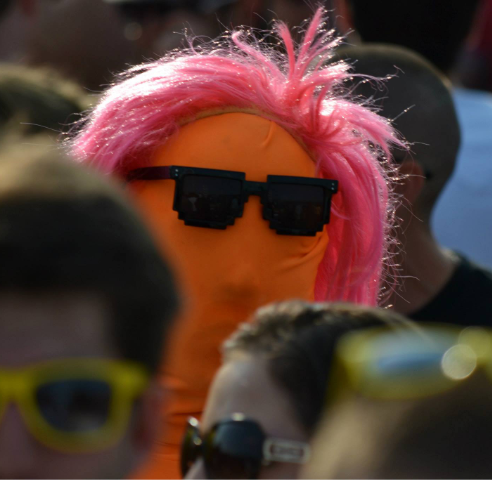 Homme déguisé portant les lunettes noires