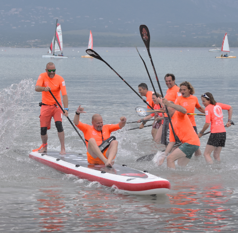Rameurs s'amusant sur la plage