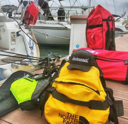 Les affaires de sport posés sur un quai devant le bateau